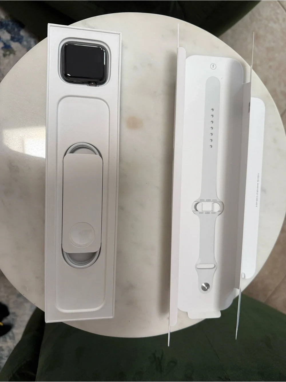 Apple Smartwatch series 3 42mm in Space Black Stainless Steel white band